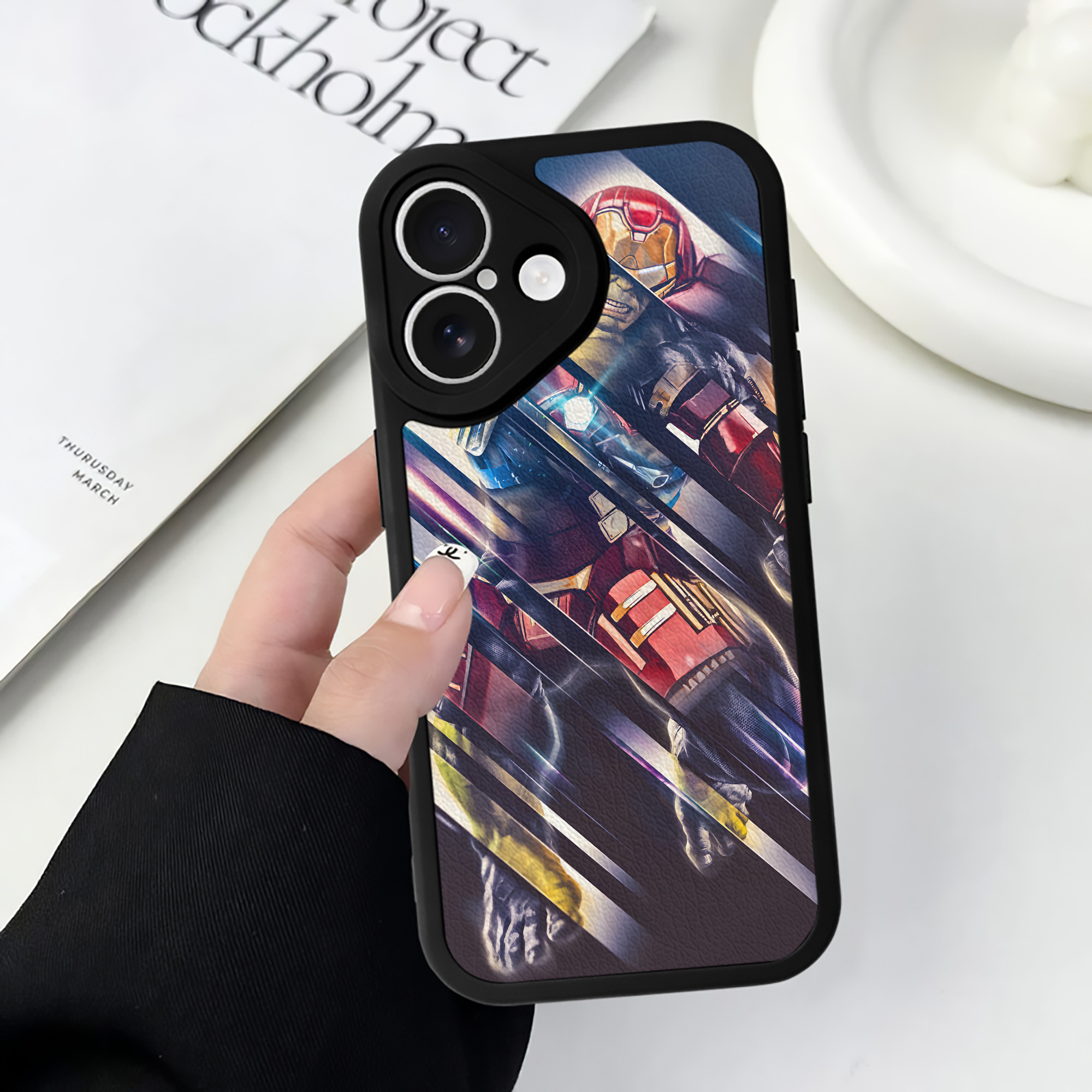 （画像用） アベンジャーズ The Avengers 【iPhone 16シリーズ対応】シリコンスマホケース（レザー調） 材質：シリコン